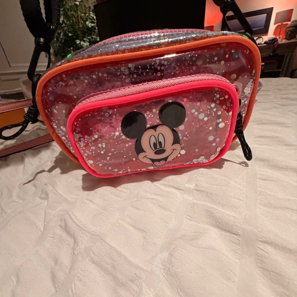 Mickey Mouse  © DISNEY VINYL CROSSBODY BAG
